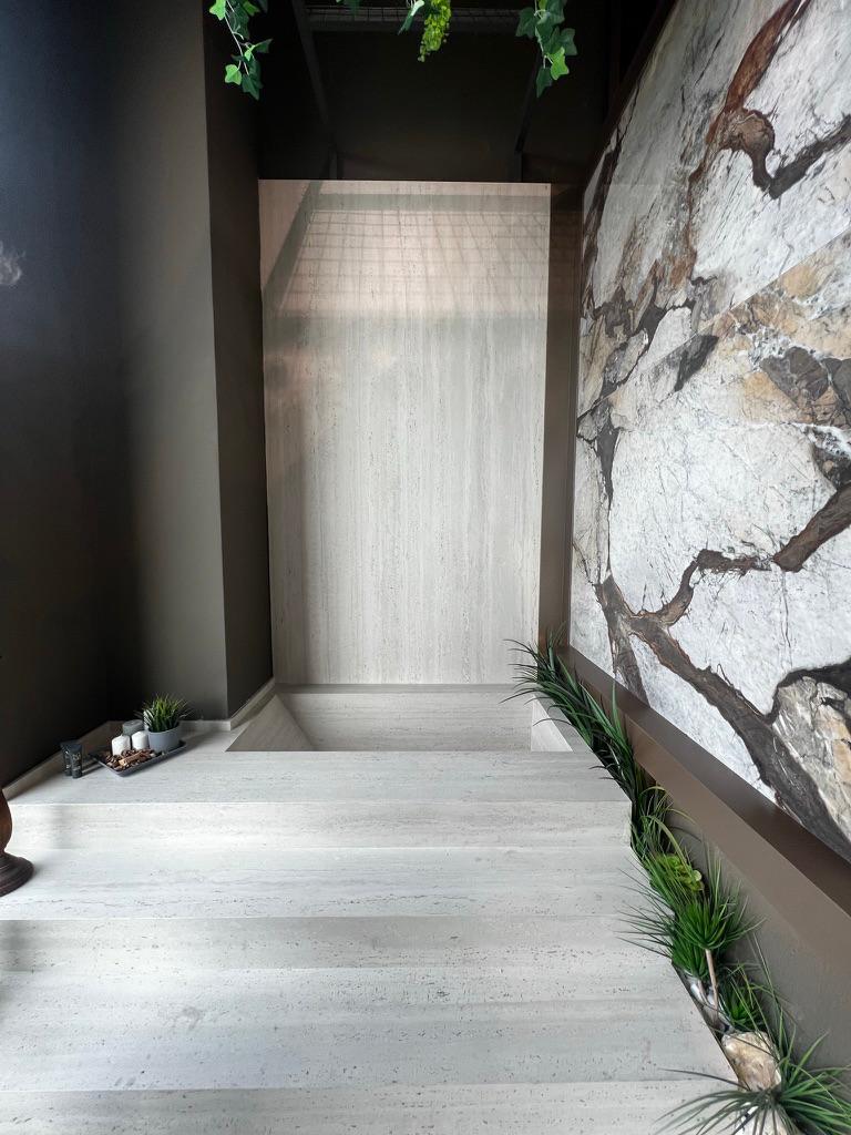 Showroom met travertin- en marmerlook slabs