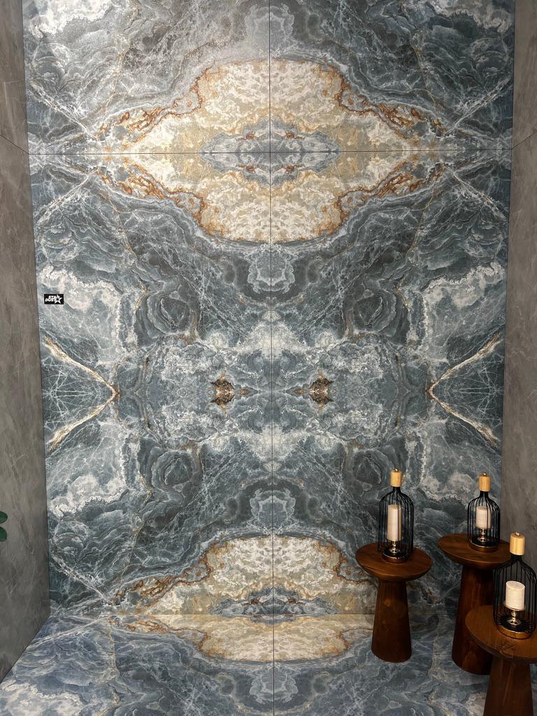 Bookmatch onyx-look keramische slabs op wand