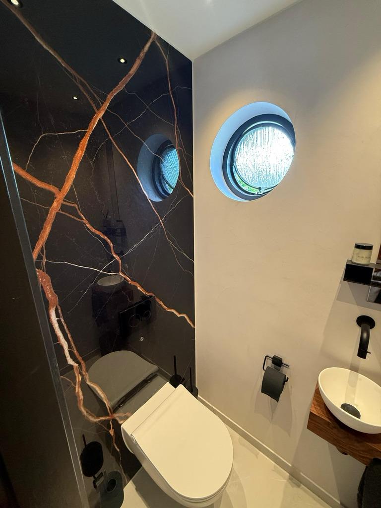 Toilet met Port Laurent zwarte marmerlook slabs
